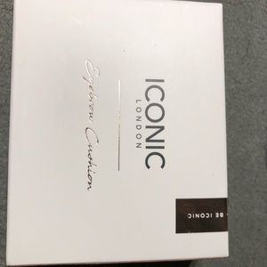 Iconic eyebrow cushion in color medium
